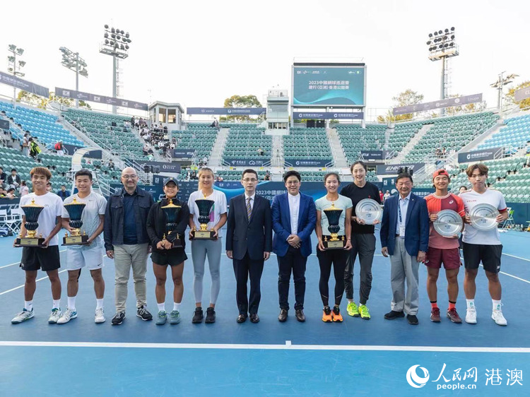 霍启刚（左七）在中国网球巡回赛香港公开赛上。受访者供图。
